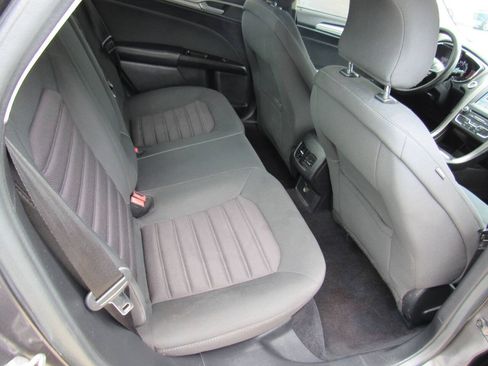 Used 2017 Ford Fusion SE w/ Fusion SE Technology Package FWD image 28