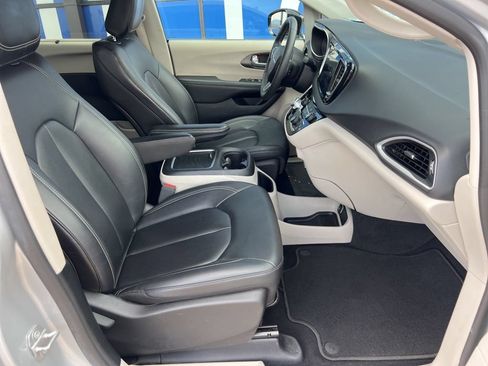 Used 2024 Chrysler Pacifica Touring-L FWD image 13