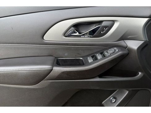 Used 2023 Chevrolet Traverse LT FWD image 11