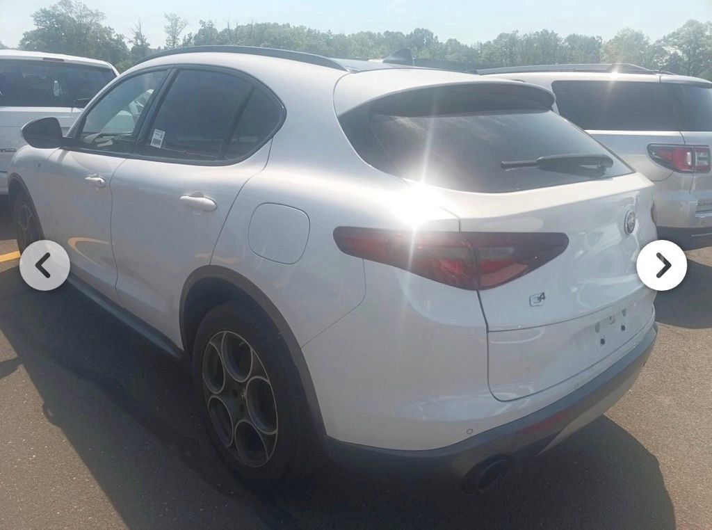 Used 2023 Alfa Romeo Stelvio Ti AWD/4WD image 4