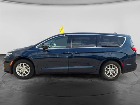 Used 2023 Chrysler Pacifica Touring-L FWD image 7