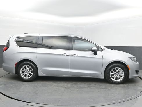 Used 2022 Chrysler Voyager LX image 8