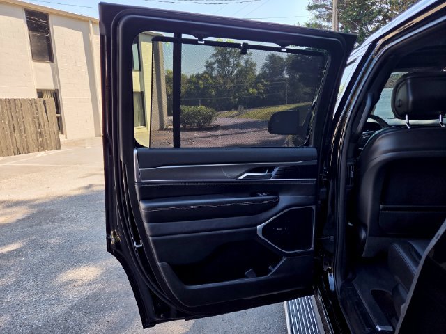 Used 2025 Jeep Wagoneer Series III w/ Premium Group I AWD/4WD image 28