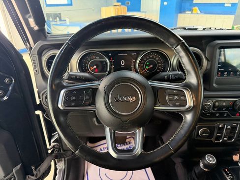 Used 2020 Jeep Gladiator Sport w/ Technology Group AWD/4WD image 21