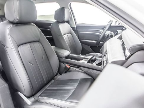 Used 2021 Audi e-tron Premium w/ Convenience Plus Package image 34