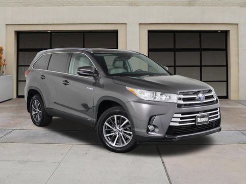 Used 2019 Toyota Highlander XLE AWD/4WD image 34