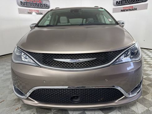 Used 2018 Chrysler Pacifica Limited w/ Tire & Wheel Group FWD image 10