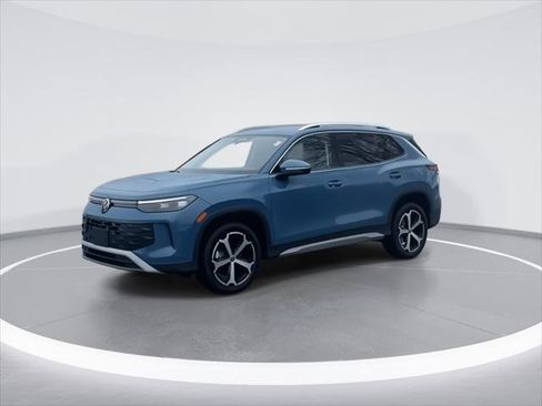 Used 2025 Volkswagen Tiguan SE image 4