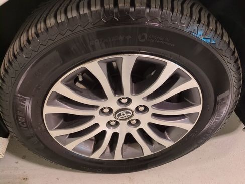 Used 2019 Toyota Sienna XLE image 22