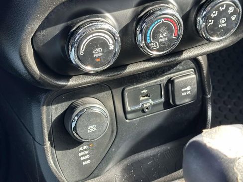 Used 2017 Jeep Renegade Latitude w/ Cold Weather Group image 29