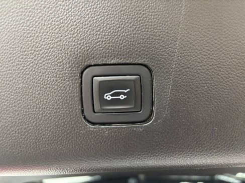 Used 2018 Chevrolet Traverse High Country AWD/4WD image 34