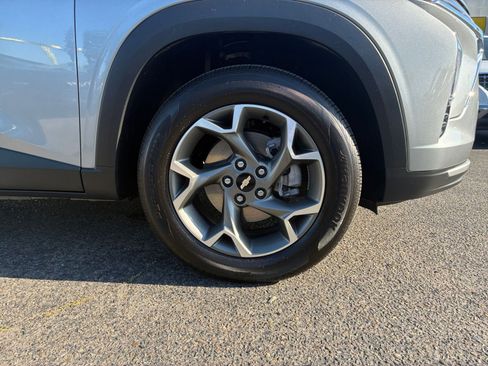 Used 2025 Chevrolet Trax LT FWD image 29