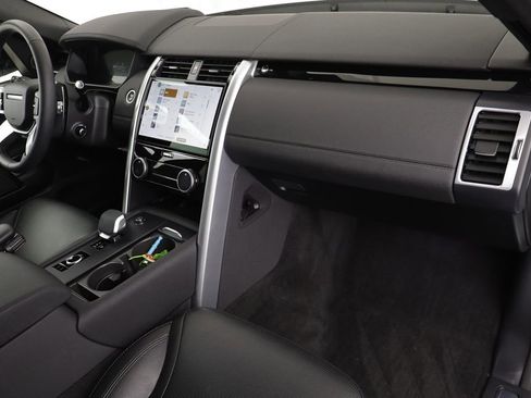 Used 2025 Land Rover Discovery S image 22