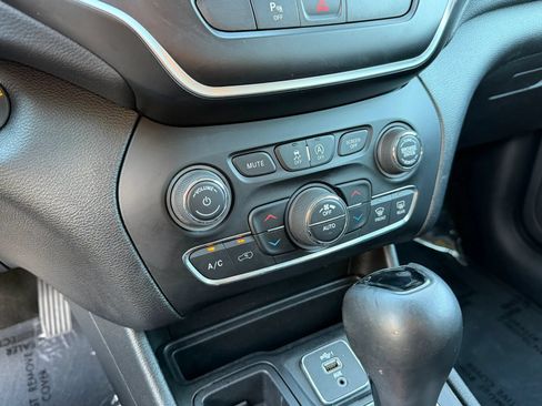 Used 2020 Jeep Cherokee Latitude Plus FWD image 21