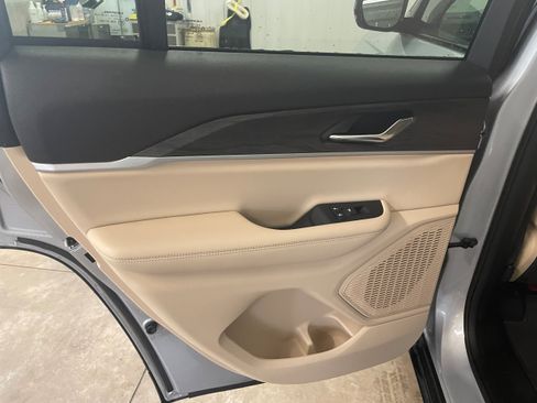 Used 2024 Jeep Grand Cherokee Limited AWD/4WD image 23
