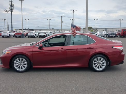 Used 2018 Toyota Camry LE FWD image 4