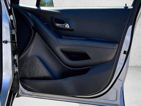 Used 2022 Chevrolet Trax LT w/ LT Convenience Package image 15