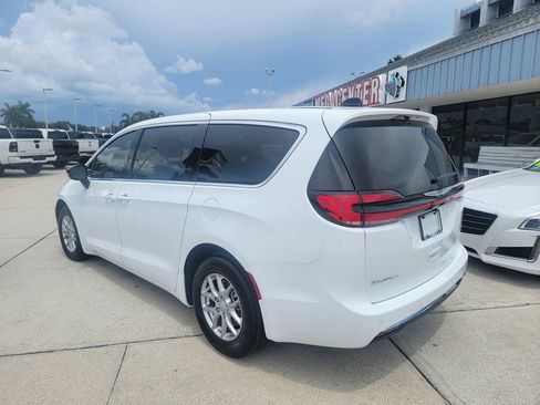 Used 2026 Chrysler Pacifica Select FWD image 3