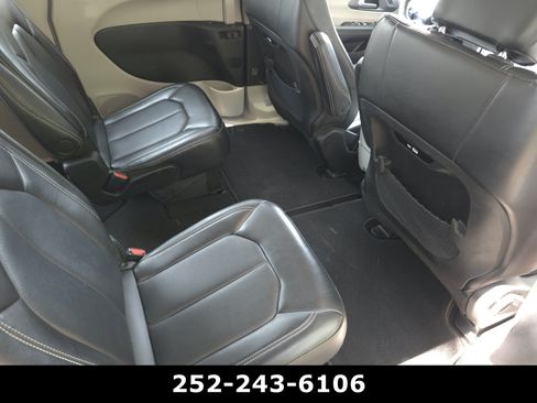 Used 2024 Chrysler Pacifica Touring-L FWD image 39