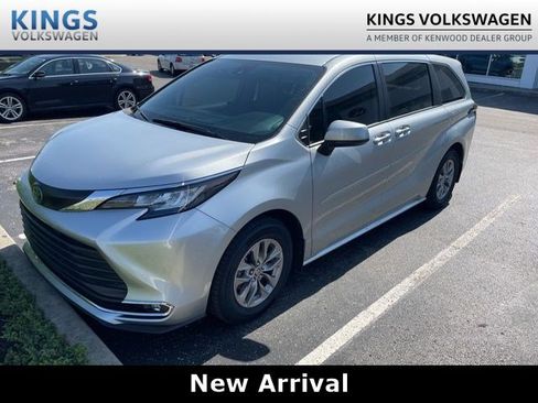 Used 2022 Toyota Sienna XLE AWD/4WD image 1