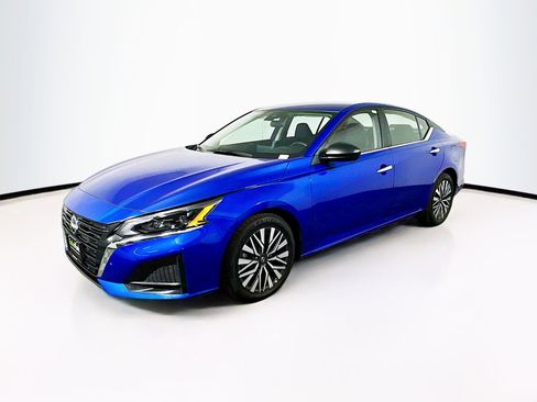 Used 2025 Nissan Altima 2.5 SV image 3