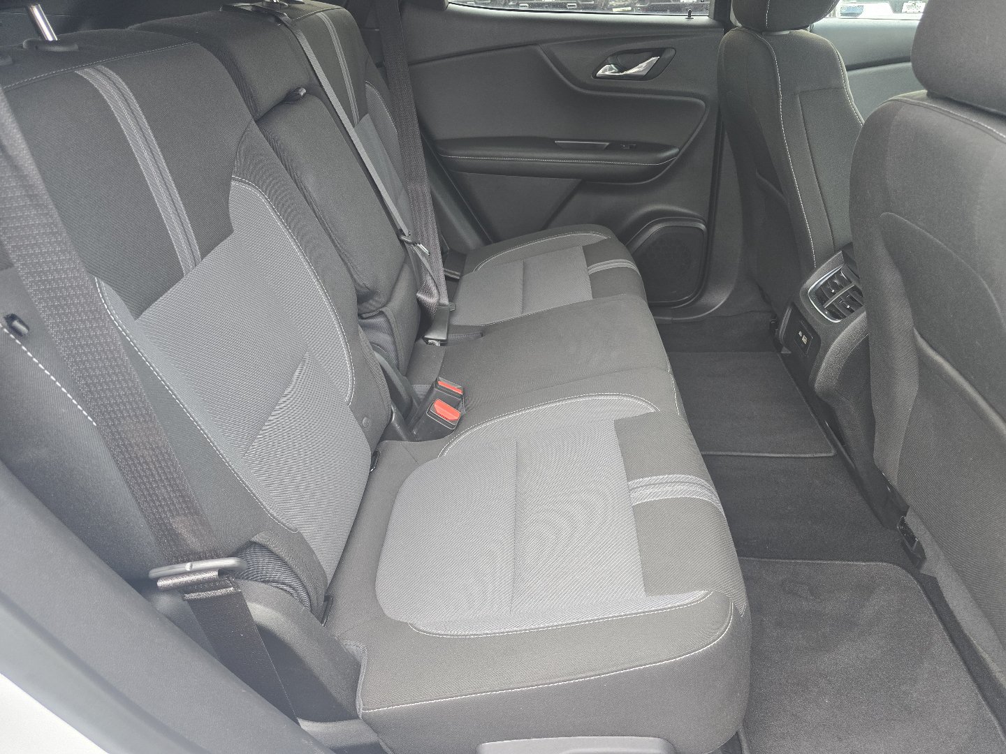 Used 2025 Chevrolet Blazer LT FWD image 24
