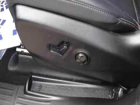 Used 2025 Chrysler Pacifica Select FWD image 16