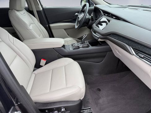 Used 2023 Cadillac XT4 Premium Luxury w/ Technology Package FWD image 19