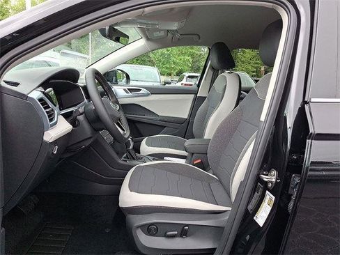 New 2025 Volkswagen Taos SE image 11