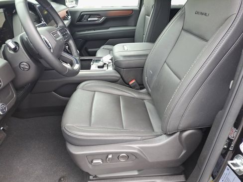 Used 2025 GMC Yukon Denali AWD/4WD image 8