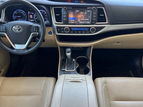 Used 2019 Toyota Highlander XLE AWD/4WD image 4