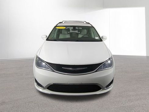 Used 2017 Chrysler Pacifica Touring-L image 16