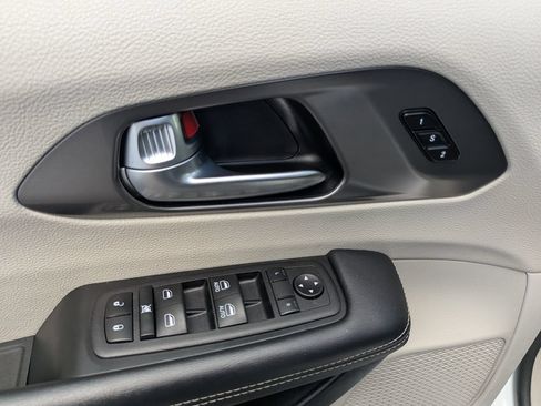 Used 2023 Chrysler Pacifica Touring-L FWD image 35