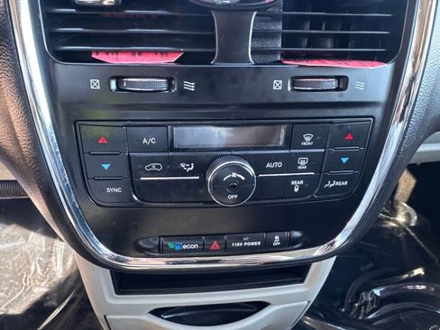 Used 2015 Chrysler Town & Country Touring FWD image 31