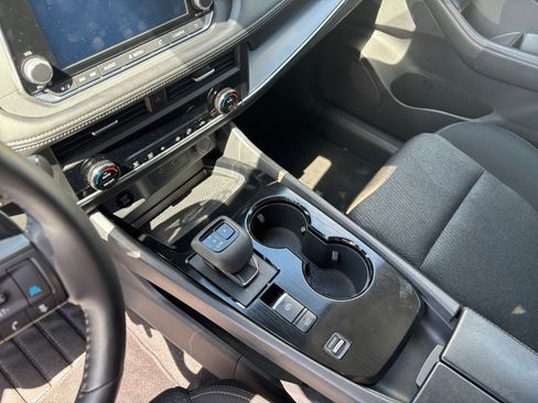 Used 2025 Nissan Rogue SV FWD image 43