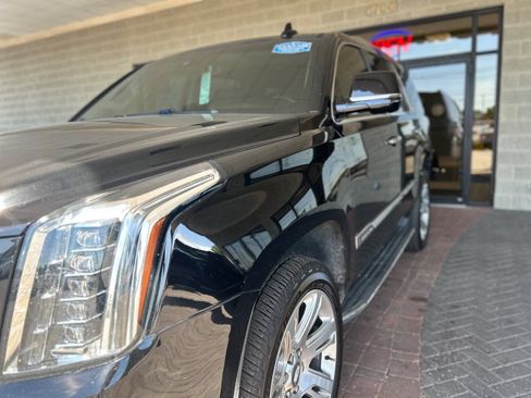 Used 2017 Cadillac Escalade Luxury AWD/4WD image 25