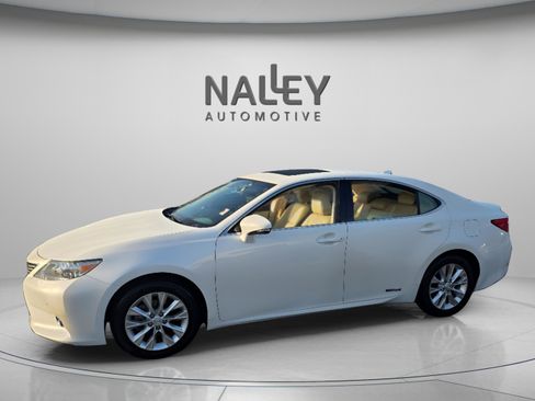 Used 2015 Lexus ES 300h w/ Navigation System Package image 3