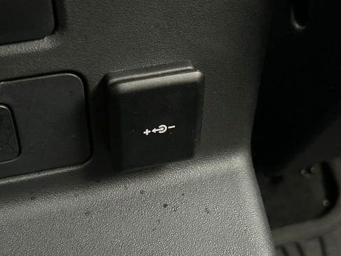 Used 2025 Land Rover Range Rover Velar Dynamic SE image 24