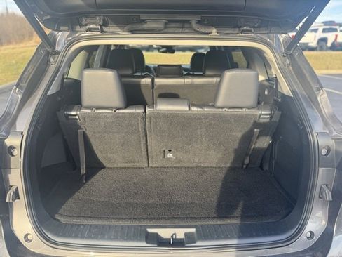 Used 2022 Toyota Highlander XLE image 10