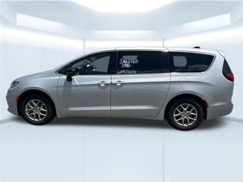 Used 2024 Chrysler Pacifica Touring-L FWD image 10