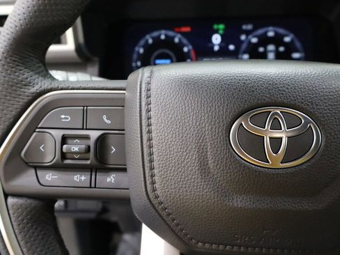 Used 2025 Toyota Tacoma TRD Off-Road image 8