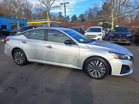 Used 2024 Nissan Altima 2.5 SV FWD image 6