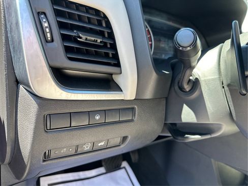 Used 2025 Nissan Rogue SV AWD/4WD image 19