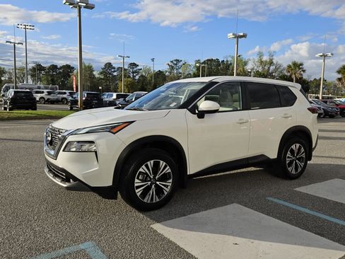 Used 2023 Nissan Rogue SV image 2