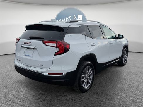 Used 2023 GMC Terrain SLT image 3