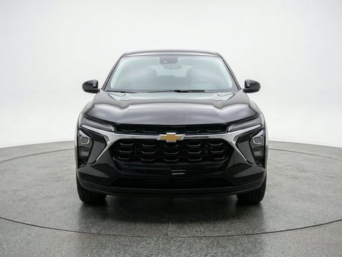 Used 2025 Chevrolet Trax LT FWD image 2
