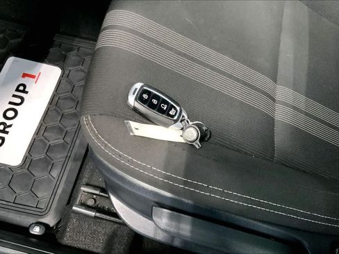 Certified 2025 Hyundai Venue SEL FWD image 14