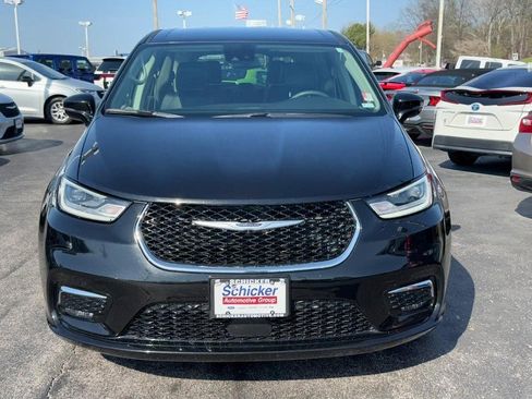 Used 2024 Chrysler Pacifica Touring-L image 9