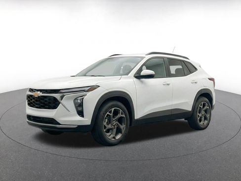 Used 2025 Chevrolet Trax LT FWD image 3