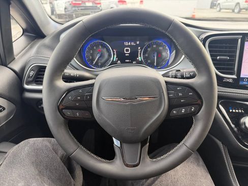 Used 2025 Chrysler Pacifica Limited FWD image 4